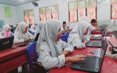 Pelaksanaan Ujian Akhir Sekolah Berbasis Chromebook di SMP Negeri 2 Kandis Berlangsung Tertib dan Lancar
