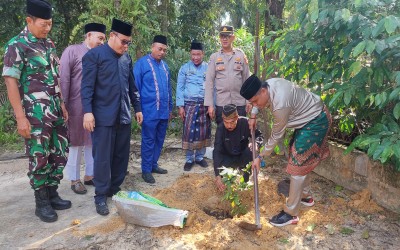 Kunjungan Sekaligus Penanaman Bibit Tanaman Dai Kamtibmas Kecamatan Kandis di SMP Negeri 2 Kandis