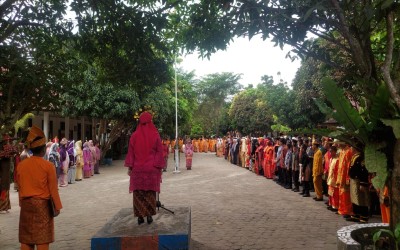UPACARA HARDIKNAS DI SMP NEGERI 2 KANDIS MERIAH DENGAN PAKAIAN ADAT NUSANTARA